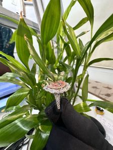 Bague de fiançailles élégante en or blanc avec diamant rose taille poire et pierres latérales, design raffiné et personnalisé, qualité supérieure pour femme - Product Image 2