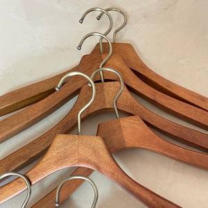 Cintres en bois robustes à un seul niveau avec crochet métallique pour costumes et manteaux, conception à épaules larges, personnalisables, vente en gros, luxe, pour magasins de vêtements - Product Image 1