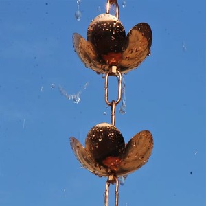 Chaîne de pluie en cuivre élégante à symétrie florale, design moderne du milieu du siècle, résistante aux intempéries, logo personnalisable, embellit le toit - Product Image 4