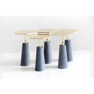 Tables basses et d'appoint au design unique, avec un cadre en métal plaqué or de haute qualité, de couleur bleue, au look accrocheur. - Product Image 6