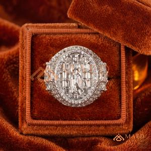 Anillo Ovalado con Acabado en Oro Blanco de la Virgen María – Banda Decorativa con Incrustaciones Completas de Piedras Baguette y Redondas – Joyería Religiosa - Product Image 5