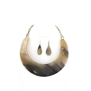 Collar de Lujo con Diseño de Cuerno y Acabado Pulido, Ideal para Atuendos de Diseñador y Presentación de Accesorios Premium - Product Image 2