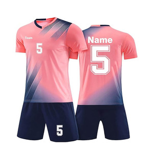 Équipe de sports de plein air portant des uniformes de football personnalisés avec nom et numéro imprimés par sublimation, maillot et short de football. - Product Image 6