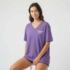 T-shirt décontracté pour femme, violet, col en V, manches courtes, coupe ample, 100 % coton, jersey imprimé avec logo - Product Image 3