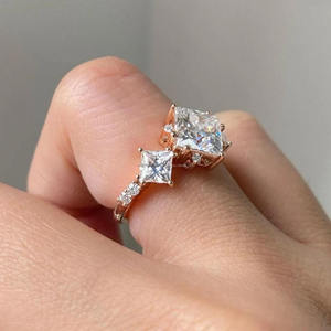 Bague en or jaune avec pierre latérale en diamant princesse pour femme, élégante, luxueuse, pour fiançailles, mariage et anniversaire, bijoux fins - Product Image 4