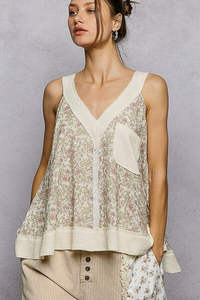 Camiseta sin mangas con cuello en V y bolsillo frontal POL Floral - Product Image 2