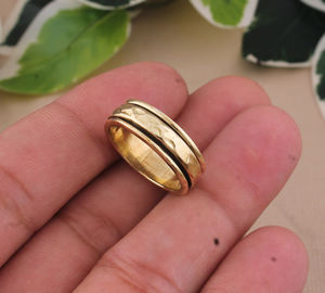 Anillo de banda de eternidad minimalista hecho a mano con engaste de bisel chapado en oro de plata de ley 925 para mujer, ideal para fiestas, venta al por mayor. - Product Image 2