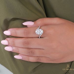 Bague de fiançailles ovale de créateur en or massif avec bande torsadée pavée, bague de mariage en diamant de laboratoire certifié IGI pour femme - Product Image 4