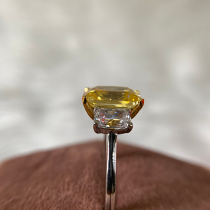 Anillo de compromiso de oro blanco de 10K con moissanita de 3 piedras, corte cojín, color amarillo canario, solitario, con circonita cúbica blanca, en oro macizo. - Product Image 6
