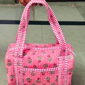 Bolsa de Viaje Acolchada Rosa con Estampado Floral, Asas a Rayas, Cierre de Cremallera, Bolso de Mano para Fin de Semana, Portátil y Ligero para Mujer - Product Image 5