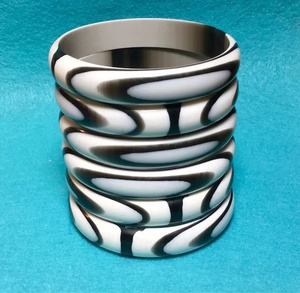 Nuevas Pulseras de Acrílico Modernas y Elegantes en Blanco y Negro, Patrón de Espiral Blanco y Negro, Joyería de Moda Unisex para Mujer - Product Image 1