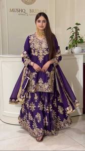Ensemble traditionnel de soirée en soie Chinon brodée avec des sequins, comprenant un haut, un palazzo et un dupatta, idéal pour les occasions festives. En coton. Rajasthan. - Product Image 1