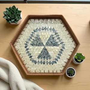 Plateau décoratif exclusif en rotin incrusté de nacre, mosaïque artistique de coquillages, organisateur de rangement et de présentation pour les intérieurs sophistiqués - Product Image 5