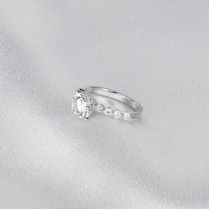 แหวนเพชรเพาะเลี้ยง 2 กะรัต รับรองโดย IGI สี E ความสะอาด VVS2 ทรงกลมสามเม็ด ทองคำขาว 14K แหวนหมั้น - Product Image 3