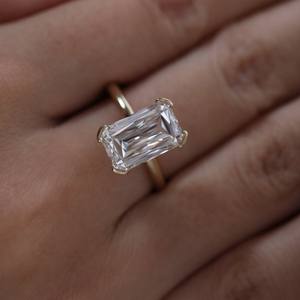 Bague en or jaune 14 carats pour femme avec diamant de laboratoire Crisscut de 3 carats, halo caché et demi-sertissage sculpté - Product Image 4