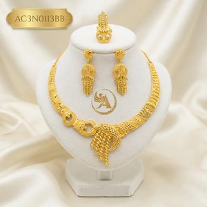 Conjunto de Collar y Aretes con Diseño de Flor Chapado en Oro de 24K, Joyería de Lujo Africana para Bodas - Product Image 1