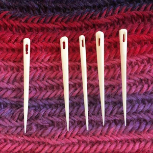 Agujas de Hueso de Búfalo Naturales Vikingas Pulimentadas y Ecológicas con Diseño Religioso para Tejer Lana, Creaciones Naturales Inc. Halloween - Product Image 6