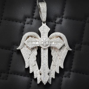 Colgante de Cruz Alada 3D Premium con Diamante Moissanita Baguette, Plata de Ley 925, Joyería de Alta Gama Totalmente Adornada - Product Image 1