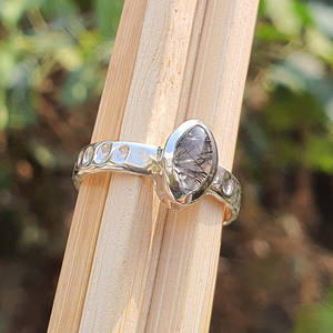 Anillo minimalista de Cuarzo rutilado Original de Plata de Ley 925 con banda martillada, piedra de rutilo negra chapada en oro, joyería de lujo - Product Image 2