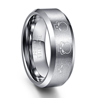 Bague en carbure de tungstène argenté avec motif de crâne gravé, alliance brossée à bords biseautés pour homme, bijoux punk et motard en gros
