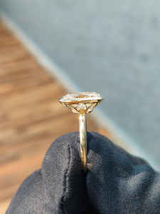 Anillo de Oro Amarillo con Diamante Corte Cojín, Elegante Joyería de Compromiso para Mujer, Diseño Personalizado de Lujo y Calidad Premium - Product Image 2