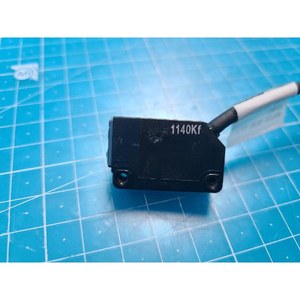 Sensor Fotoeléctrico Azbil HP100-E1 Usado Como Parte de Equipos Semiconductores Legados - Product Image 1