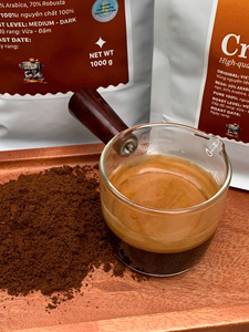 Granos de café Robusta de tostado oscuro con sabor afrutado de alta calidad para máquinas de espresso OEM/ODM al por mayor de la fábrica de Vietnam - Product Image 4