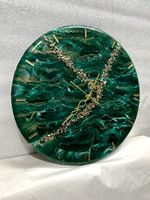 Jam Dinding Resin Kuarsa Bulat Tampilan Marmer Biru Putih Jarum Penunjuk Emas Bertenaga Baterai Dekorasi Ruang Tamu Modern