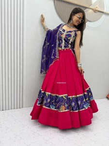 Ensemble Lehenga Choli en Soie de Luxe avec Broderie Miroir et Imprimé, Tenue Traditionnelle Indienne Élégante et Ethnique, Modèle de Créateur pour Mariage Nuptial - Product Image 3