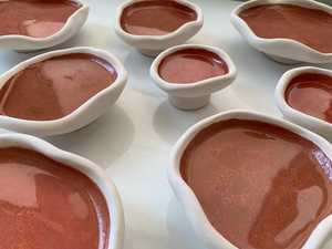 Assiette murale en céramique multicolore de forme irrégulière, choix familial moderne, décoration de couloir, ambiance luxueuse par UO INDIA - Product Image 6