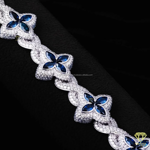 Esta lujosa pulsera de moissanita presenta un elegante diseño floral inspirado en mariposas, realzado con un azul real intenso. - Product Image 1