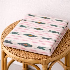 Tissu Ikat indien traditionnel tissé à la main, durable et éco-responsable, en coton, fabriqué par des artisans, pour la décoration intérieure. - Product Image 3