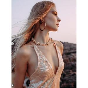 Robe fourreau longue élégante et de haute qualité, ornée de paillettes, col en V profond, sans manches, ajustée, idéale pour les soirées estivales, prix de gros - Product Image 3