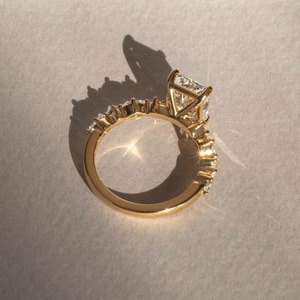 Anillo de Compromiso de Oro Amarillo de 14K con Diamante Cultivado en Laboratorio de Corte Radiante de 2.5CT y Piedras Laterales en Racimo, Venta al Por Mayor - Product Image 4