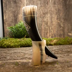 Jarra de Cuerno Vikinga Grabada a Mano y Personalizada, Hecha con Cuerno Genuino de Búfalo y Vaca, para Cerveza y Hidromiel - Product Image 3