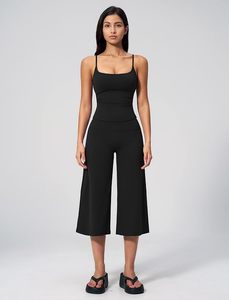 Mono negro sin costuras con tirantes finos, cuello cuadrado, cintura alta, pantalón culotte, sin mangas, color liso, conjunto de yoga - Product Image 3