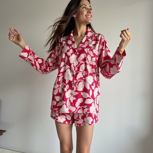 Vêtements de nuit pour femmes Mystic Veil of Evening Blossoms and Timeless Whispers Chemise à manches longues avec ensemble short élastique - Product Image 2