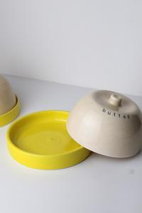 Elegante Mantequillera con Tapa de Cúpula y Detalle de Letras, Base Compacta para Servir, Acabado Liso y Brillante, Almacenamiento de Mantequilla Elegante para la Mesa de Cocina - Product Image 2