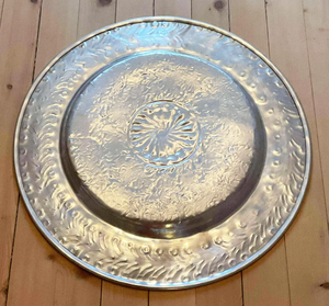 Plato de Servir Redondo de Metal Plateado Hecho a Mano Estilo Vintage con Grabado Floral, Juego de Platos Antiguos con Grabado Floral de Acero Inoxidable - Product Image 6