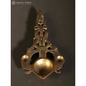 Aarti Diya ทองเหลืองทำด้วยมือขนาด7นิ้วพร้อมที่จับของตกแต่งบ้านที่หรูหราในอินเดีย - Product Image 1