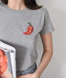 T-shirt en coton fait main avec patch brodé piment rouge, couleur gris, manches courtes, broderie au point de croix et travail de couture - Product Image 1