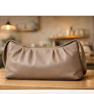 Cet article est un sac demi-lune beige Lancaster, également connu sous le nom de modèle Suave Ace. - Product Image 4