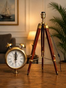 Lampe sur pied décorative éclairée de qualité exceptionnelle, en bois, avec cadran d'horloge et accents en laiton, design traditionnel. - Product Image 3