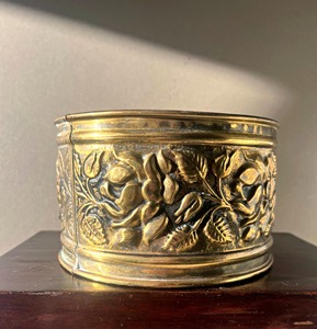 Maceta Premium Dorada Grabada para Interiores y Exteriores, Perfecta para Decoración del Hogar, Eventos y Exhibición en Jardines, Venta al por Mayor desde India - Product Image 1