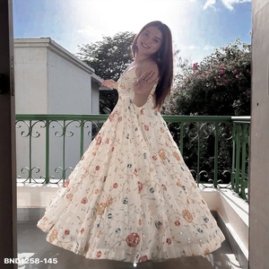 Traje Anarkali de Fiesta para Mujer, en Faux Georgette con Lentejuelas y Patrón de Hojas, sin Mangas, Largo, con Corte Acampanado - Product Image 1