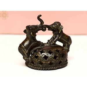 Elefante de latón de 4 pulgadas hecho a mano, Jhama, artículo decorativo para el hogar, hecho en India, ilustraciones de latón hechas a mano - Product Image 3