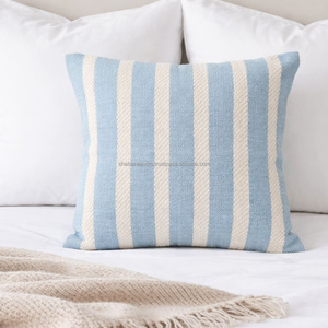 Funda de cojín tejida a mano de 20 × 20 pulgadas, color marrón óxido, con franjas verticales llamativas y texturizadas, estilo bohemio para decoración. - Product Image 3