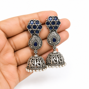 Boucles d'oreilles pendantes classiques et traditionnelles en argent oxydé, qualité export, style Bollywood Jhumka, sertissage clos, bijoux fantaisie - Product Image 3