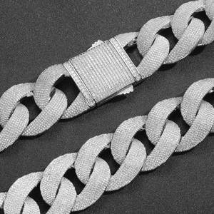 Collier chaîne cubaine sertie de diamants avec fermoir sécurisé pour la mode hip-hop, les vidéos musicales et les performances scéniques, disponible à la vente - Product Image 5