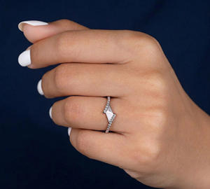Anillo de Diamantes Cultivados en Laboratorio de Oro de 14K, Anillo de Boda Moderno con Diseño Chevron, Anillo Apilable Minimalista con Diamantes - Product Image 5